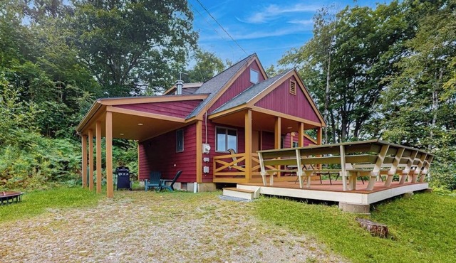 Beautiful hilltop home with deck & view of Penobscot Bay - near festivals & more