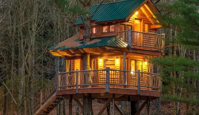 Beautiful Two-Story Tree House in the Green Mountains, Vermont, New England