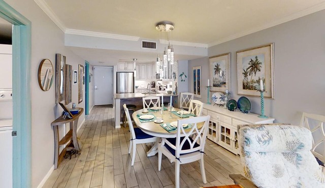 Beautifully renovated Master on Gulf Free round of Golf & Activities Daily!