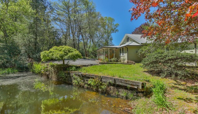 Beautifully renovated cottage only 6 minutes to Cashiers!