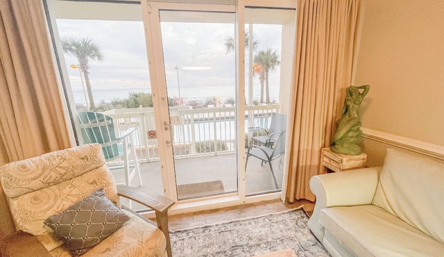 BEAUTY CALYPSO 1 BR @ PIER PARK, 2 FREE Beach Chairs, Poolside, Taylor Guitar!