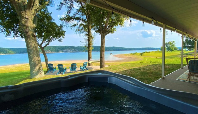 Beaver Lake Waterfront+Winter Retro Retreat+HotTub