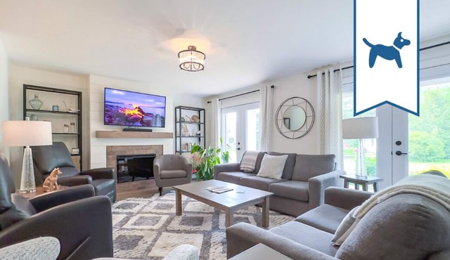 Better Than Therapy-Executive Cottage with Hot Tub, Fireplace is ready for you! in Bayfeild