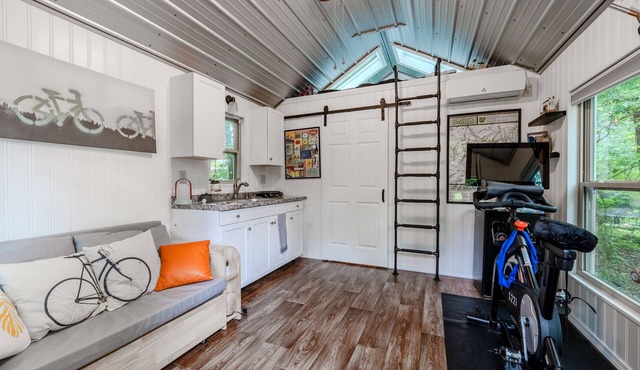 Biker's Haven: Cozy Tiny Home w/Outdoor Lounge