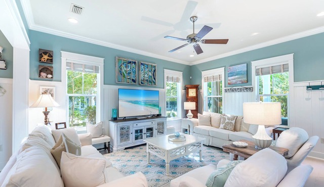 Bikes, Wet Bar, 2 King Bedrooms~Walk to Seaside