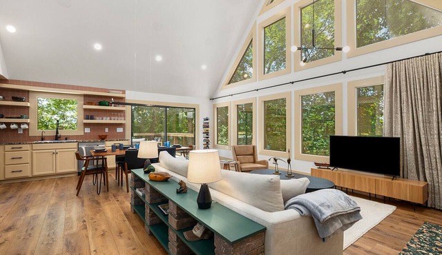 Black Bear Cabin. Luxury 2bed/2 bath, 13 miles to Eureka Springs on Table Rock. in Eagle Rock