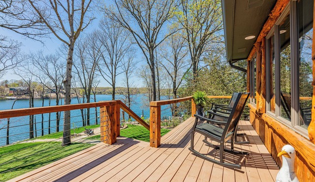 Black Bear Lodge - Luxury lakefront, sleeps 15