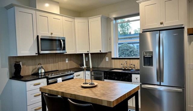 Brand New Custom Built Cottage in Downtown w/Pool