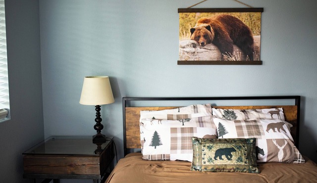 Bunkhouse Bear Room -Private Studio Retreat