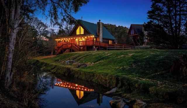 Cabin On A Creek! 2mi To Dolly, Pickleball & More!