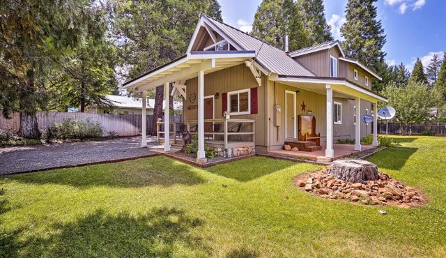 Cabin w/Backyard Space - 1/2 Mi to Trinity Lake! in Trinity Center