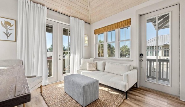 Carriage House, Sleeps 4, Walk to Rosemary & Beach