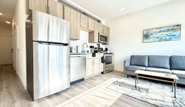 Central Philly-1BR King |Free Parking| Gym