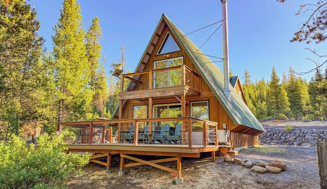 Chalet Cabin in Cascades Wonderland near Crater Lake w/EV Charger & Fast Wi-fi