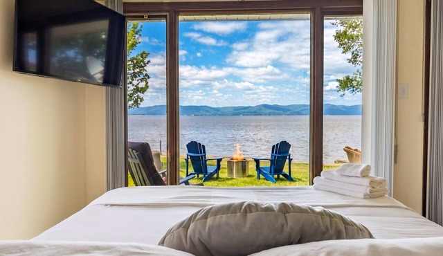 Chalet/Studio #1 Waterfront with Spa, Fireplace & Wifi in Cap-Saint-Ignace
