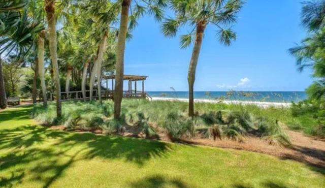 Charming 2-bedroom house in Alligator Point with direct ocean views.
