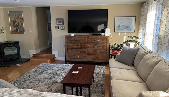 Charming 2-bedroom apartment with very fast WiFi, AC, full deck and bbq grill