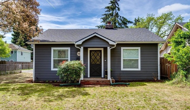 Charming 2 bedroom house, 1 mile from U of O and 7 minute walk to DT Eugene.