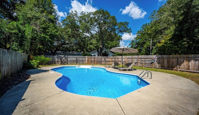 Charming 2bedroom house in amazing Pensacola w/Private Pool and 3/4 acre yard