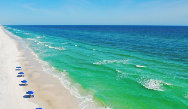 Charming 3-bedroom home in Fort Walton Beach with golf putting green