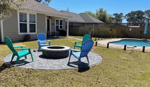 Charming 3-bedroom house with pool, fire pit and grill in Panama City Beach.