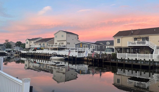 Charming 4-bedroom lagoon house Down By the Bay near LBI