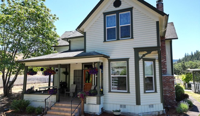 Charming 4-bedroom Pearce Historic Farmhouse in Roseburg with AC and WIFI