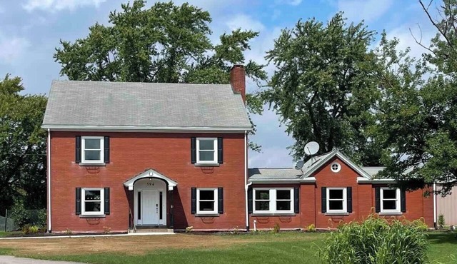 Charming Farmhouse, entire home