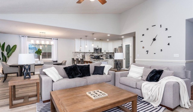 Charming Home Retreat Fresno, CA - 4 Bed 2 Baths