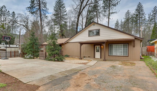 Charming Lakehead Cabin: Walk to Shasta Lake!