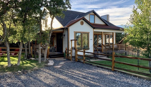 Charming Mountain Cottage. in Pine Valley