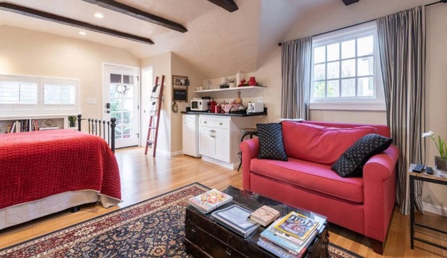 Charming, private en-suite in Land Park