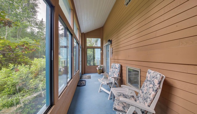 Charming Retreat w/Deck ~ 4 Mi From Casco Bay!