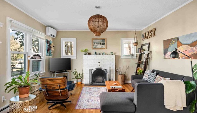 Charming Updated Inner Southeast Portland Home, Pet Friendly, Fenced Backyard, Close to Everything