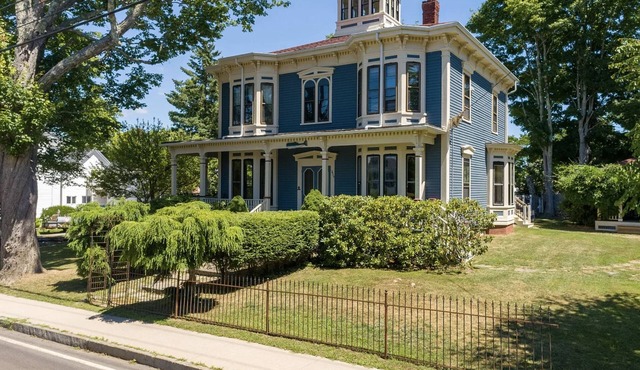 Charming Victorian Estate with AC, WiFi with water views in East Boothbay