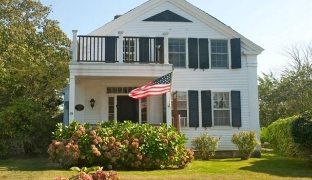 Chatham Village: Large, Newly-Renovated 1 Bedroom Apartment in Antique Home