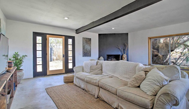 Chic Morongo Valley Home: Mtn Views & Pergola
