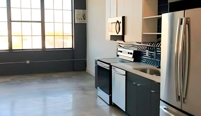Chic professional Fishtown studio sublet with rooftop pool,