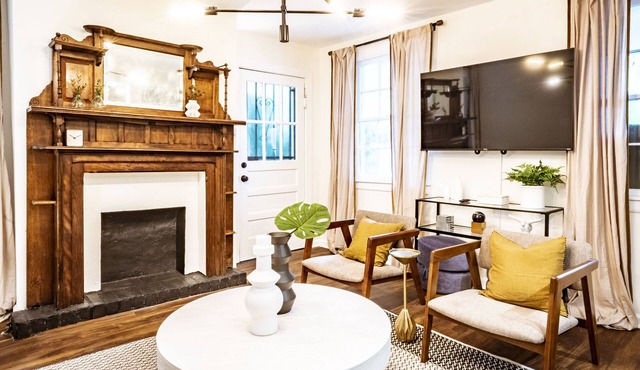 Classy Mid-Century Victorian ★ Ground-Floor ★ 2 Blocks from Forsyth Park