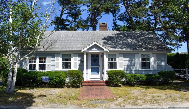 Clean and bright 2 bedroom home, .4 miles to the beach