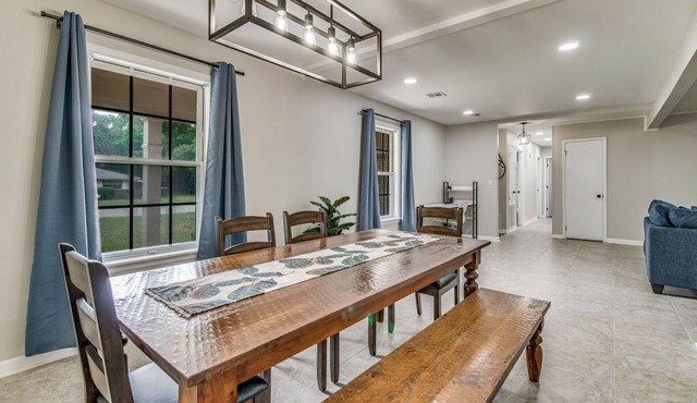 Close to It All! Near Beach + Airport + Mall + Hospital + Downtown Pensacola