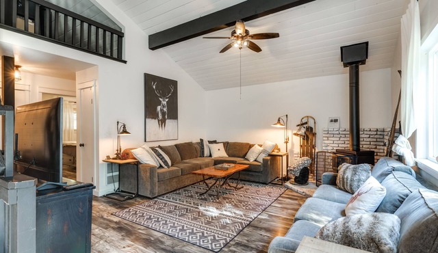 Cold Springs Escape: A/C, Hot Tub, Generator, WiFi