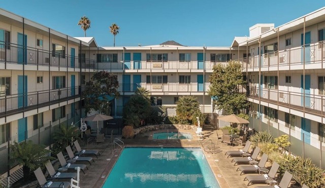 Comfortable 1BR Suite | Kitchen | Outdoor Pool | Free Parking | BBQ Area in Corte Madera