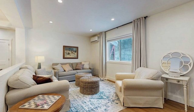 Comfortable condo w/mountain & ski views, central a/c, shared patio & BBQ