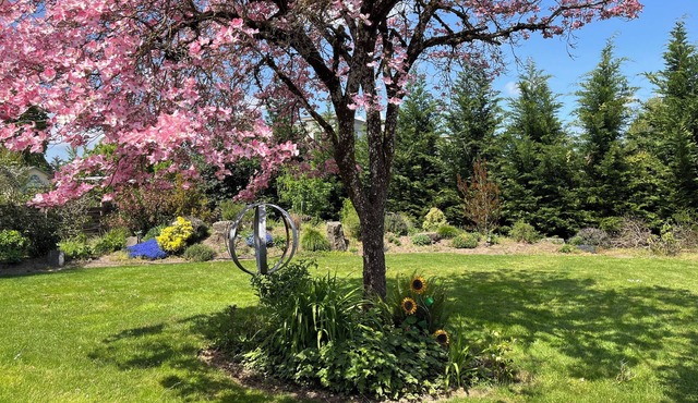 Comfortable cozy 3 bedroom 2 bath with WiFi, & AC centrally in beautiful Eugene