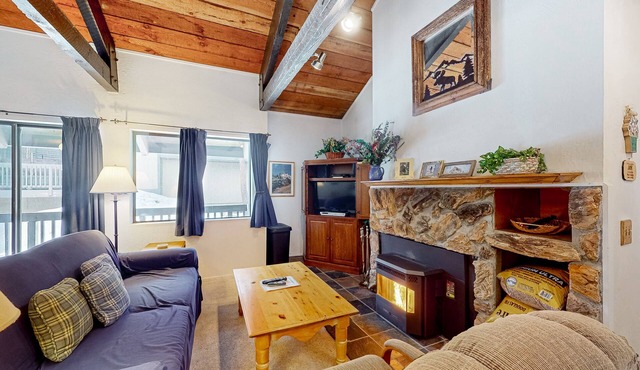 Condo near the lifts & golf with access to a pool & hot tub