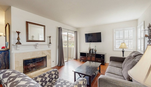 Condo w/Great Amenities, Golfing, Resorts + Walk to Beach