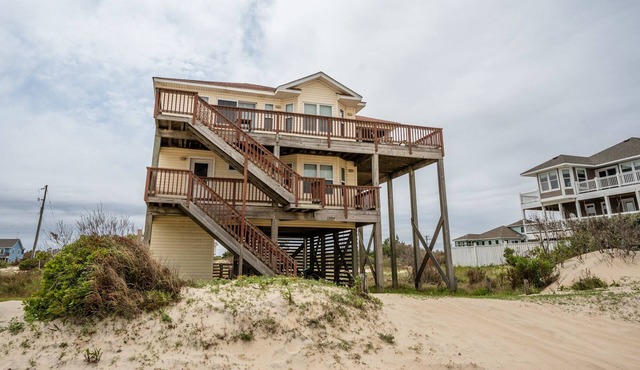 Corolla 4x4 beach cottage with phenomenal ocean views!