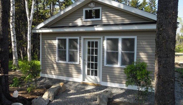 Cottage with Bunkhouse. Spacious yard with privacy. Close to Head Beach