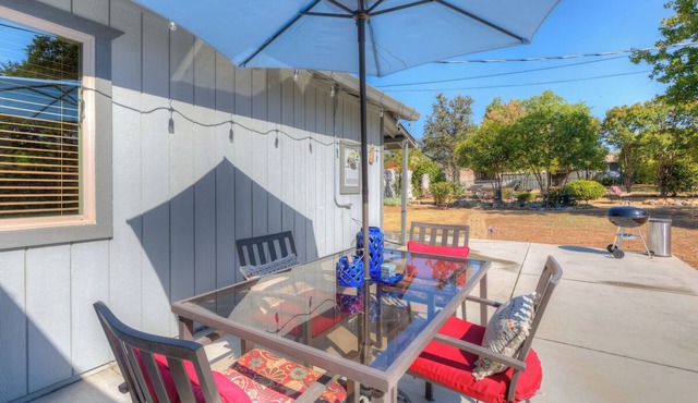 Country Cottage-1/4 acre fenced/gated, lots of parking, huge outdoor patio/yard